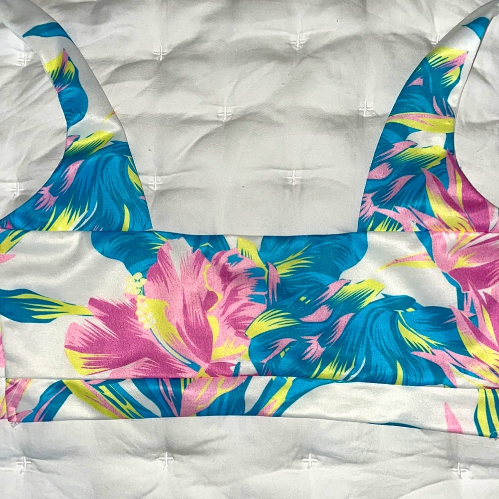 Summer crop top with a tie - Picture 2 of 2